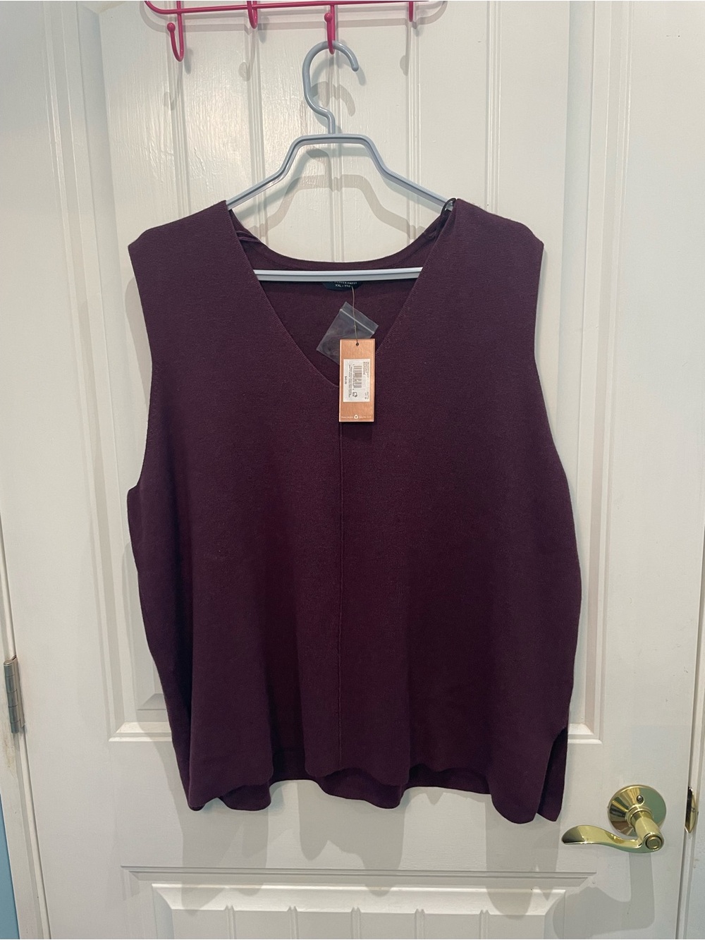 Denver Hayes Sleeveless V-Neck Knit Top in Plum